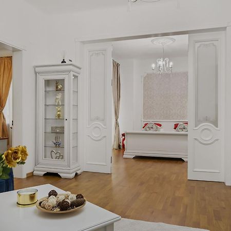 Sweet Luxury Three Rooms Apartment City Center Universitate Bucharest Luaran gambar